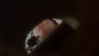 बगैचा मा लडाई संग समय खर्च केटी उनको बिल्ली मा एक कुखुरा छ