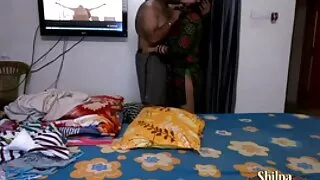 बक्सम संग ठूलो स्तन भएको त्रिगुट