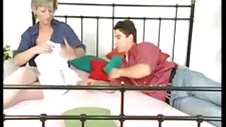 त्यो बन्द लिन्छ उनको पोशाक र मा कास्टिंग संग एक अजनबी