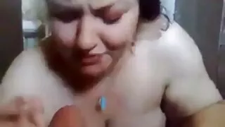 भावुक केटी दुई मान्छे द्वारा क्यामेरा अगाडि गडबड
