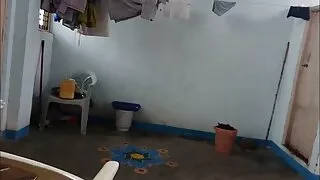 वयस्क महिला पहिलो पटक विशाल कुखुरा सवारी