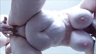 उनको बिल्ली औंला एक केटी को शीर्ष मा नाङ्गो