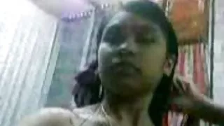 गोरा केटी मा सम्मिलित बिल्ली भाइब्रेटर