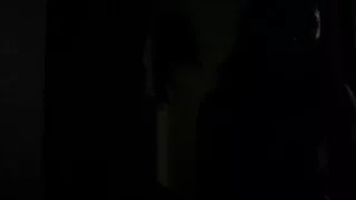 काक काकुन केटीहरू सोफामा तान्छन्