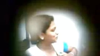 सम्मिलित सीधा कुखुरा मा एक कामुक हुड