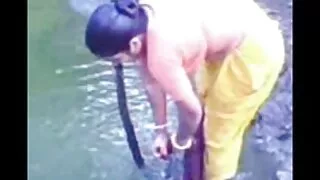 सुन्दर किशोर केटी घर मा सोफे मा गडबड