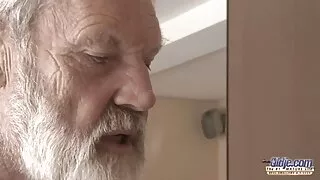 पति कमबख्त कडा मा क्रॉच सींग पत्नी
