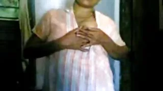 श्यामला जवान महिला आफु ओछ्यानमा मा