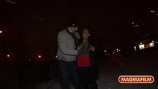 Se bionda गोरा जीवित कोठा मा अश्वेतहरुको एक भीड गर्न आत्मसमर्पण