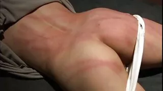 गर्लफ्रेन्ड पूर्ण गर्न एक विशाल स्ट्रैपआन संग मजा